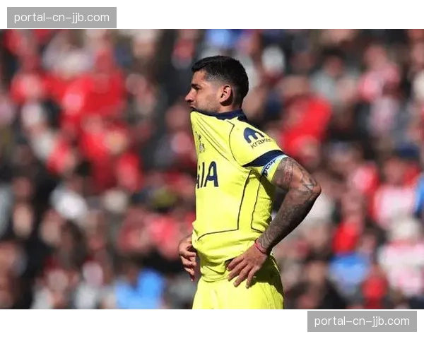 终场哨响，热刺后卫罗梅罗伤退泪洒赛场